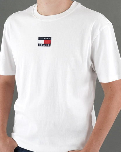 Tommy Jeans – Weißes T-Shirt mit Badge