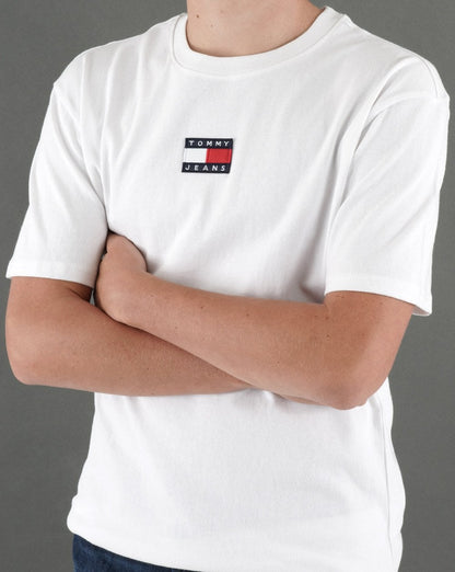 Tommy Jeans – Weißes T-Shirt mit Badge