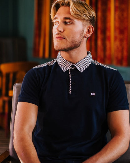 Weekend Offender – Poloshirt mit kariertem Kragen, Marineblau