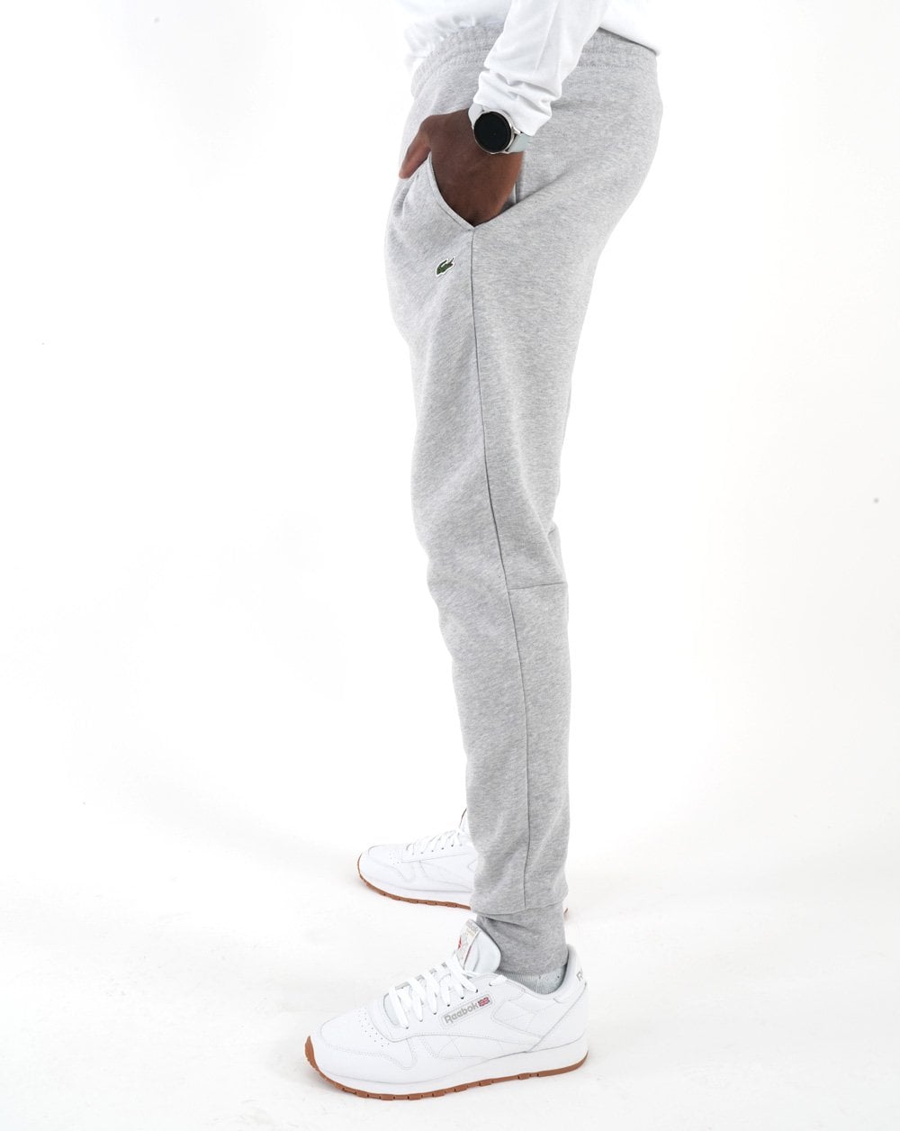 Lacoste – Schmale Fleece-Trainingshose mit Bündchen in Silber-Chine