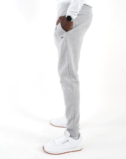 Lacoste – Schmale Fleece-Trainingshose mit Bündchen in Silber-Chine