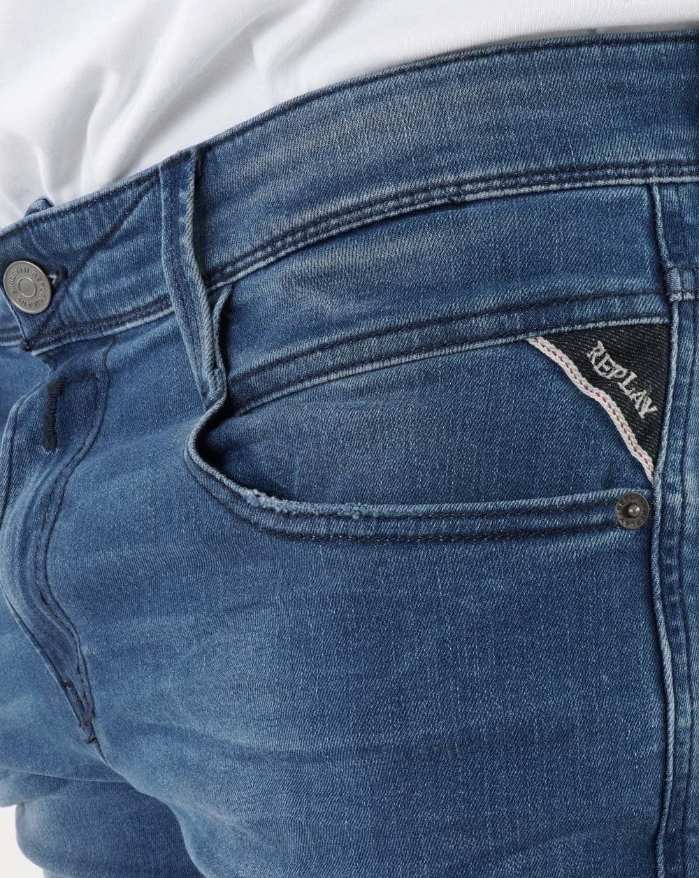 Replay – Anbass – Slim-Fit-Jeans in verwaschenem Blau