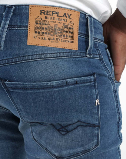 Replay – Anbass – Slim-Fit-Jeans in verwaschenem Blau
