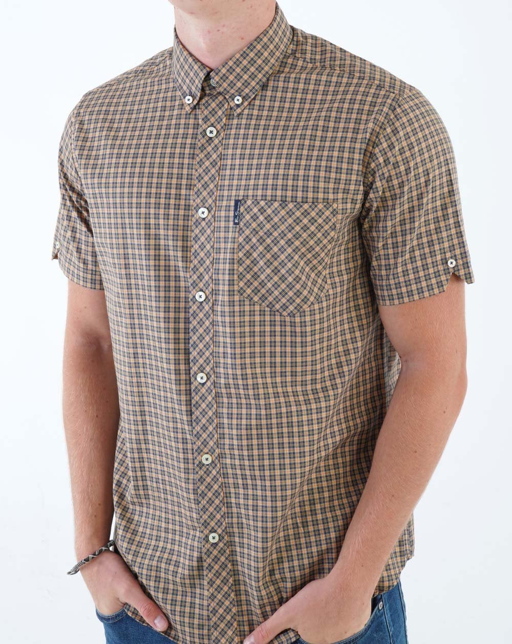 Ben Sherman – Kurzärmliges Hemd mit Mini-Mod-Karomuster in Sand