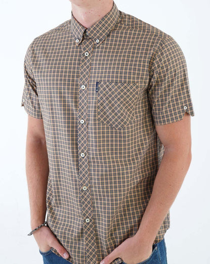 Ben Sherman – Kurzärmliges Hemd mit Mini-Mod-Karomuster in Sand