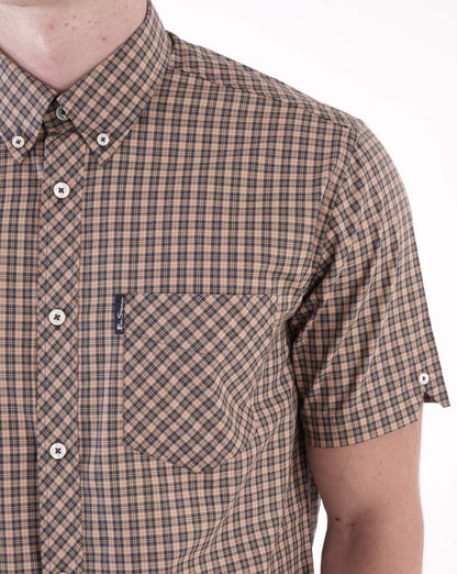 Ben Sherman – Kurzärmliges Hemd mit Mini-Mod-Karomuster in Sand