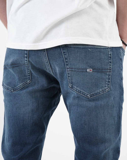 Tommy Jeans – Scanton – Schmal geschnittene Jeans in Schwarz