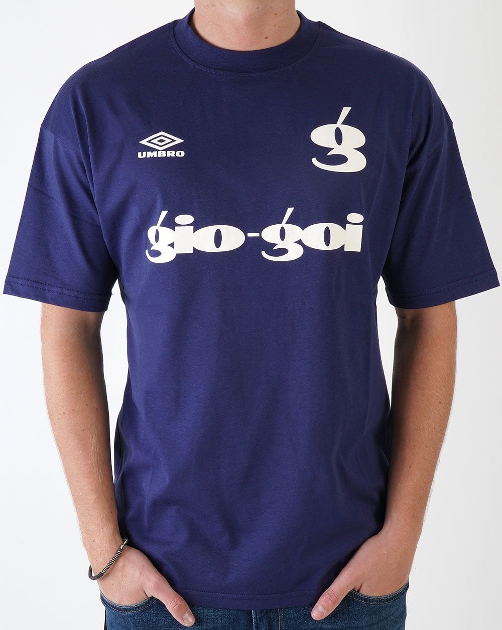 Umbro X Gio Goi Logo T-Shirt Marineblau/Off-White
