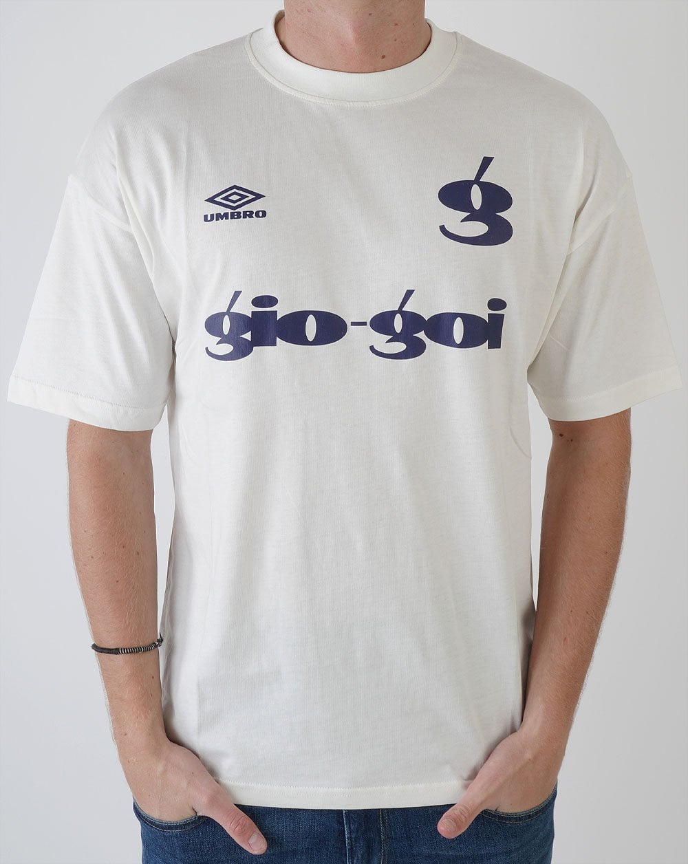 Umbro X Gio Goi Logo T-Shirt Cremeweiß/Marineblau