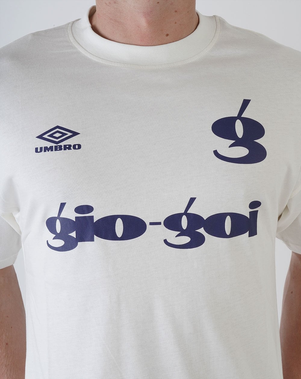 Umbro X Gio Goi Logo T-Shirt Cremeweiß/Marineblau