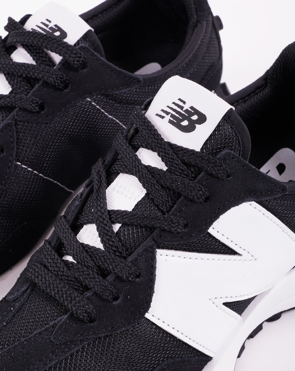 New Balance 327 Trainer Schwarz/Weiß