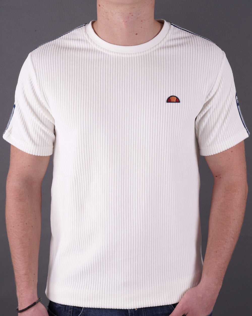 Ellesse – Velours-T-Shirt „Madiori“ in Off-White