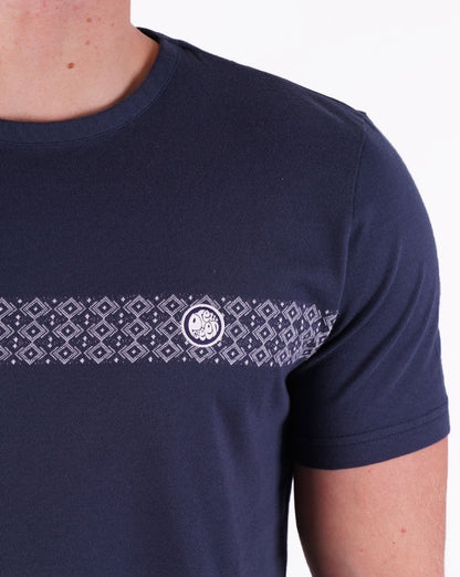 Pretty Green – Larman – T-Shirt mit Streifen auf der Brust, Marineblau
