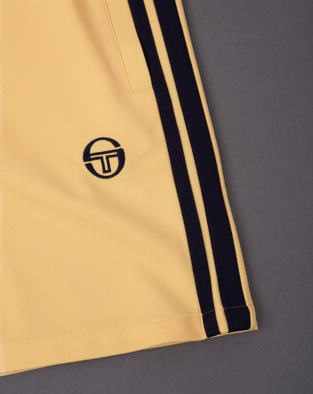 Sergio Tacchini Gestreifte Freizeitshorts Gelb/Marineblau