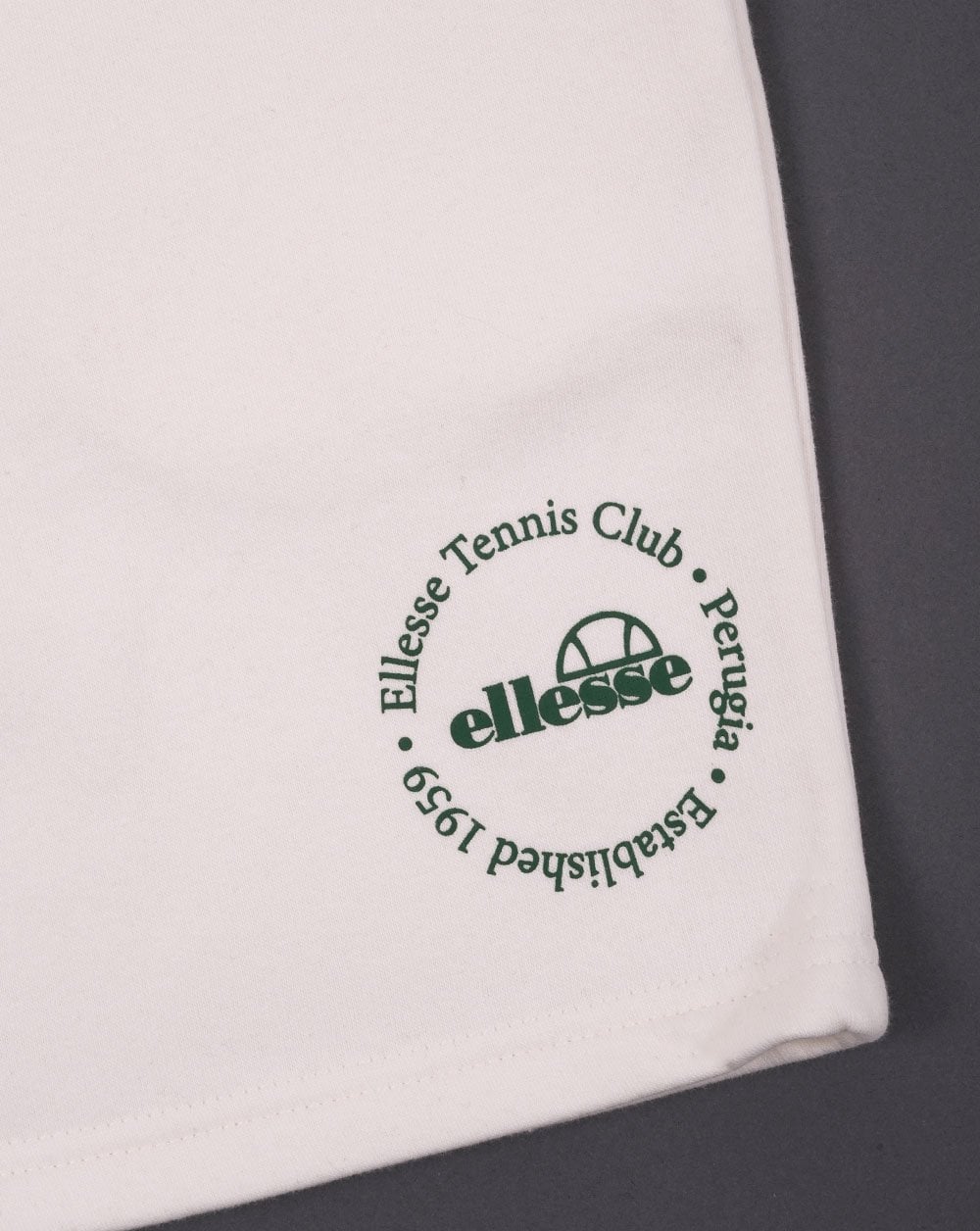 Ellesse – Lässige Sweatshorts in Off-White
