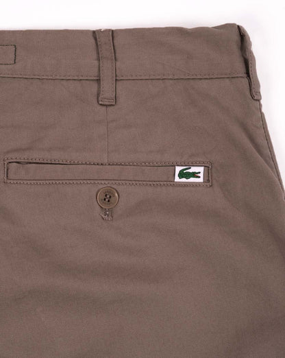 Lacoste – Chino-Shorts in dunklem Sand