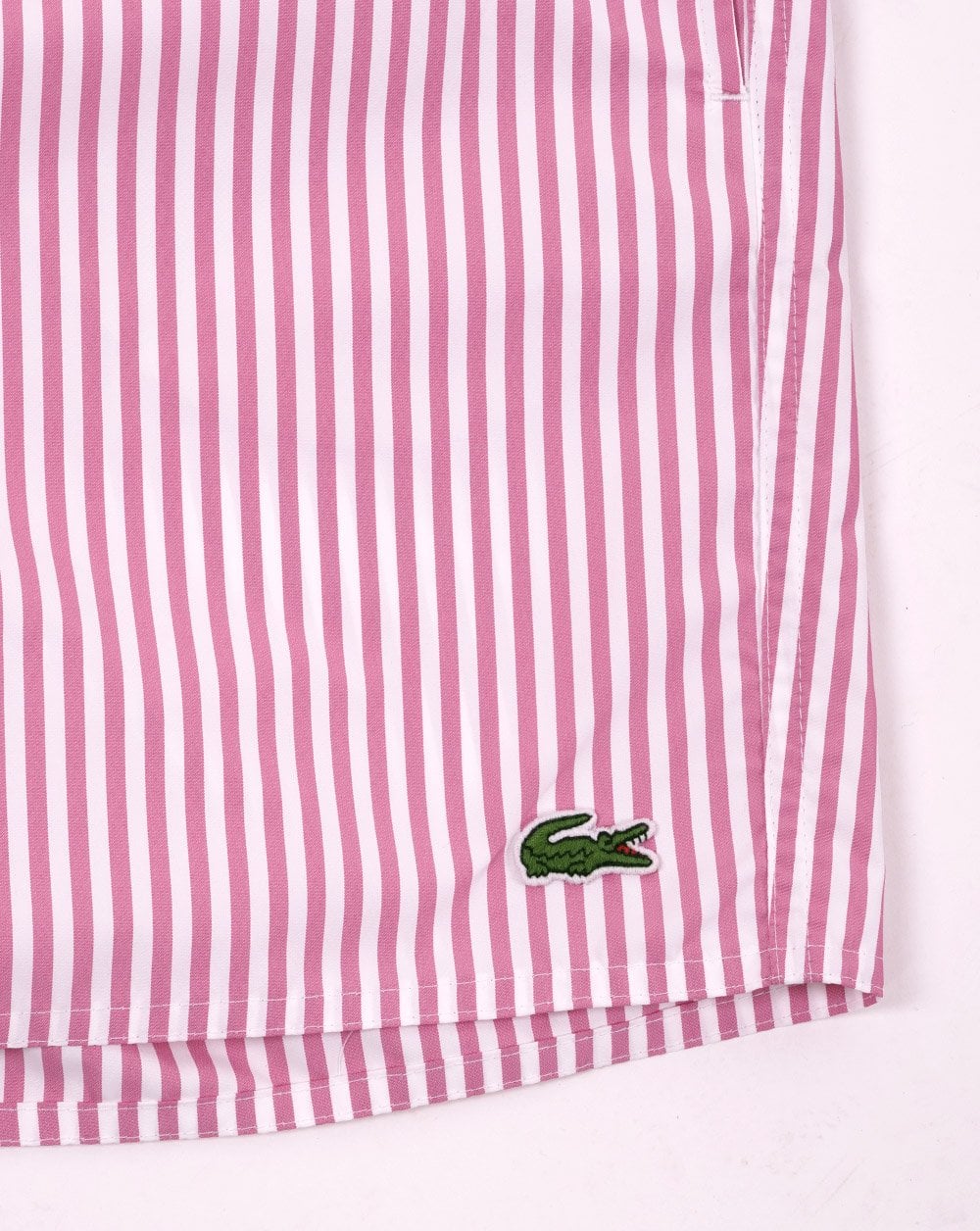 Lacoste – Gestreifte Badeshorts Rosa/Weiß