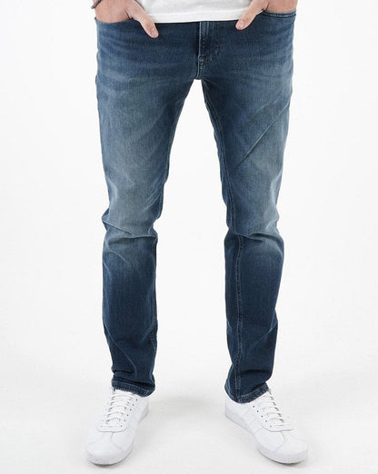 Tommy Jeans – Scanton – Schmal geschnittene Jeans in Schwarz