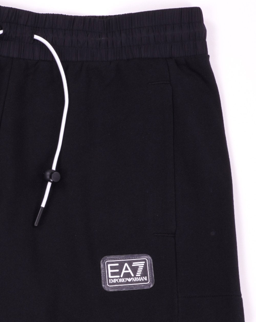 EA7 Emporio Armani – Shorts mit Knebelverschluss in Schwarz