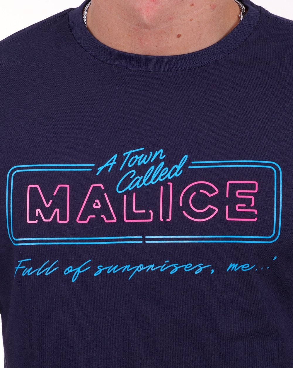 Ellesse – T-Shirt „A Town Called Malice“ in Marineblau