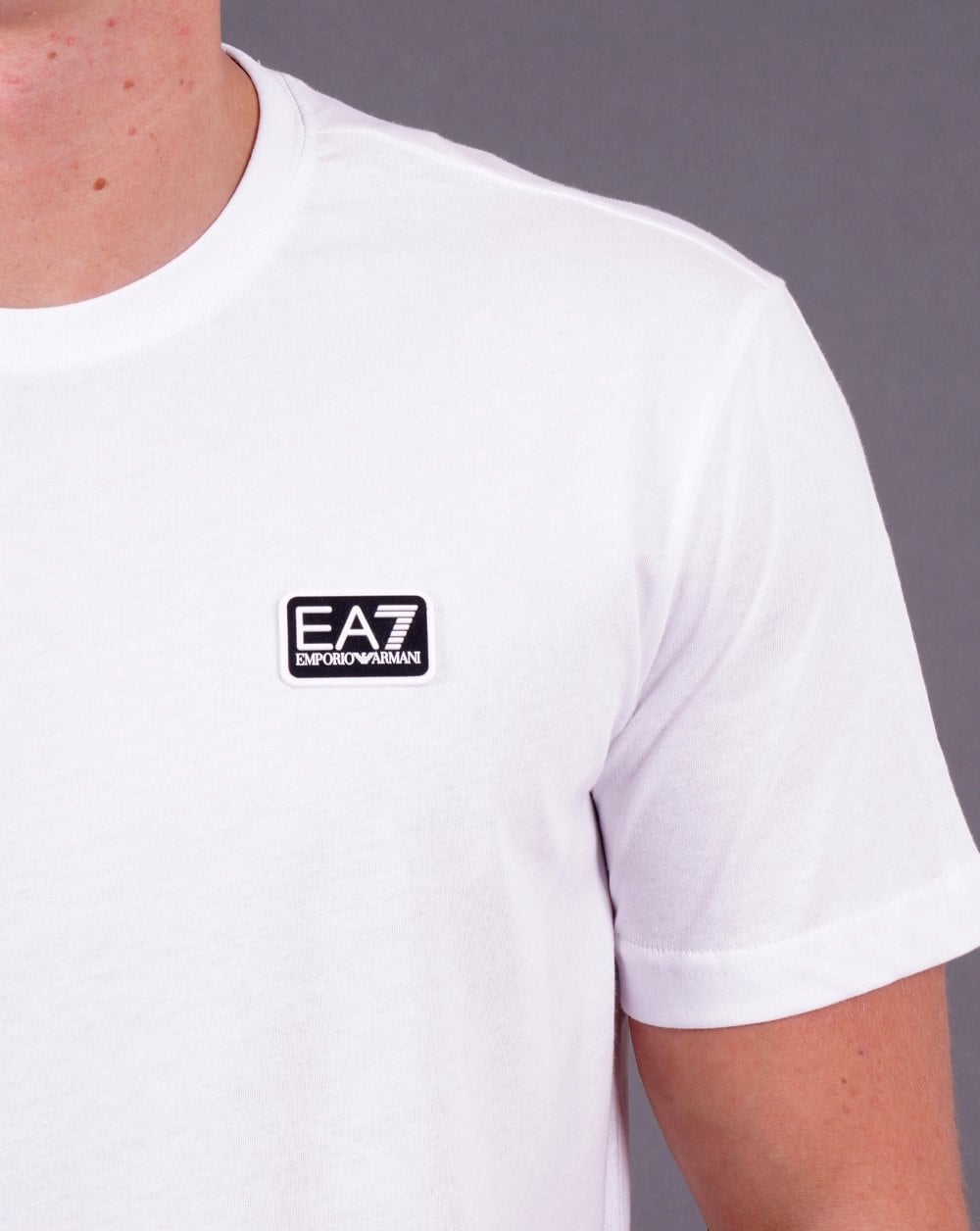 EA7 Emporio Armani T-Shirt mit Knebelverschluss Weiß