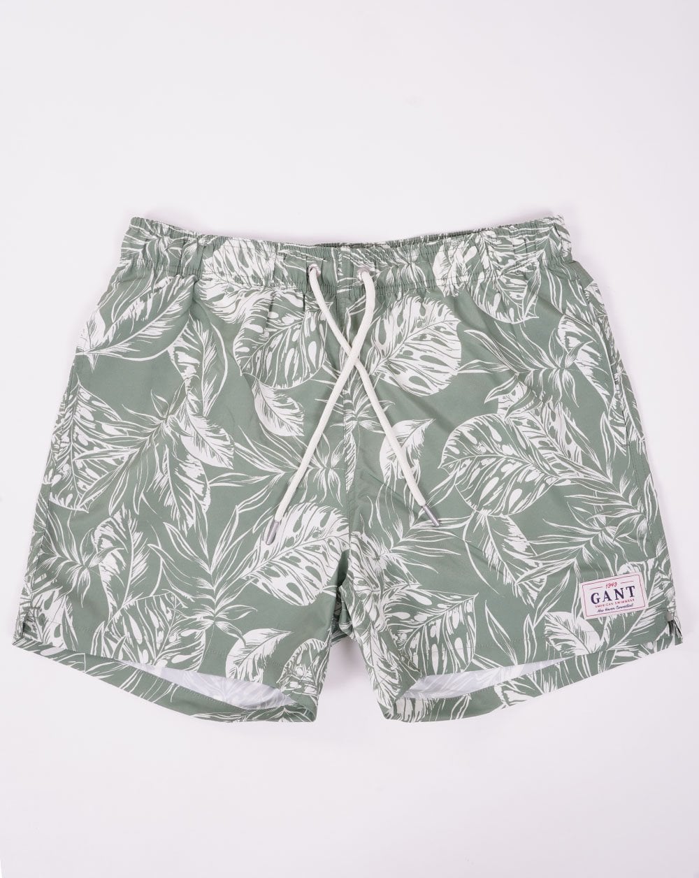 Gant – Badeshorts mit tropischem Blätter-Print in Grün