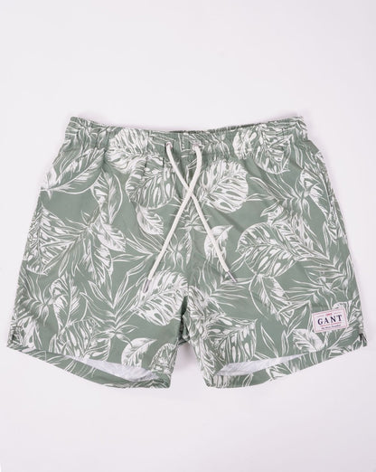 Gant – Badeshorts mit tropischem Blätter-Print in Grün