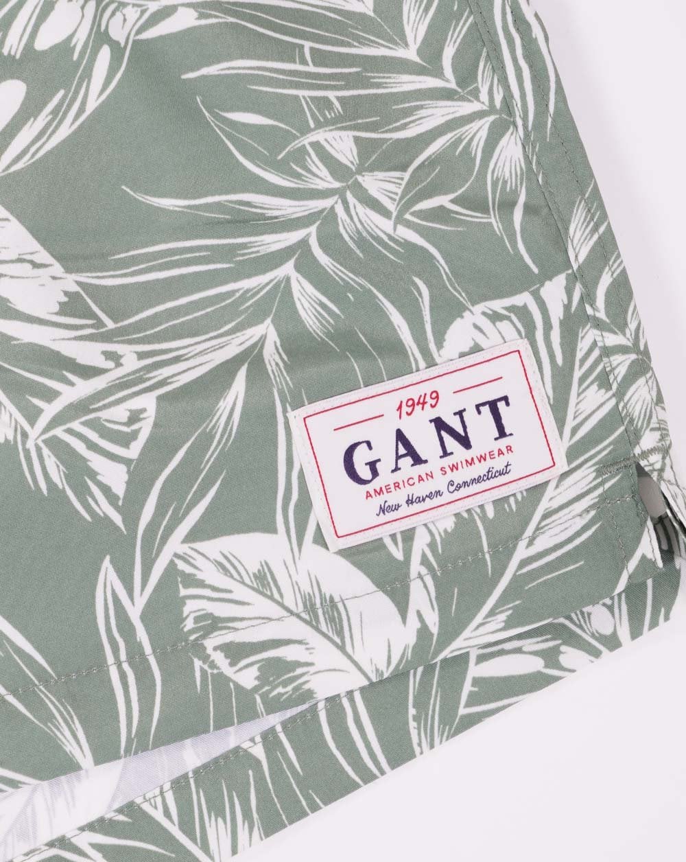 Gant – Badeshorts mit tropischem Blätter-Print in Grün