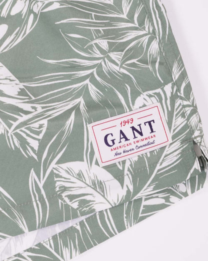 Gant – Badeshorts mit tropischem Blätter-Print in Grün