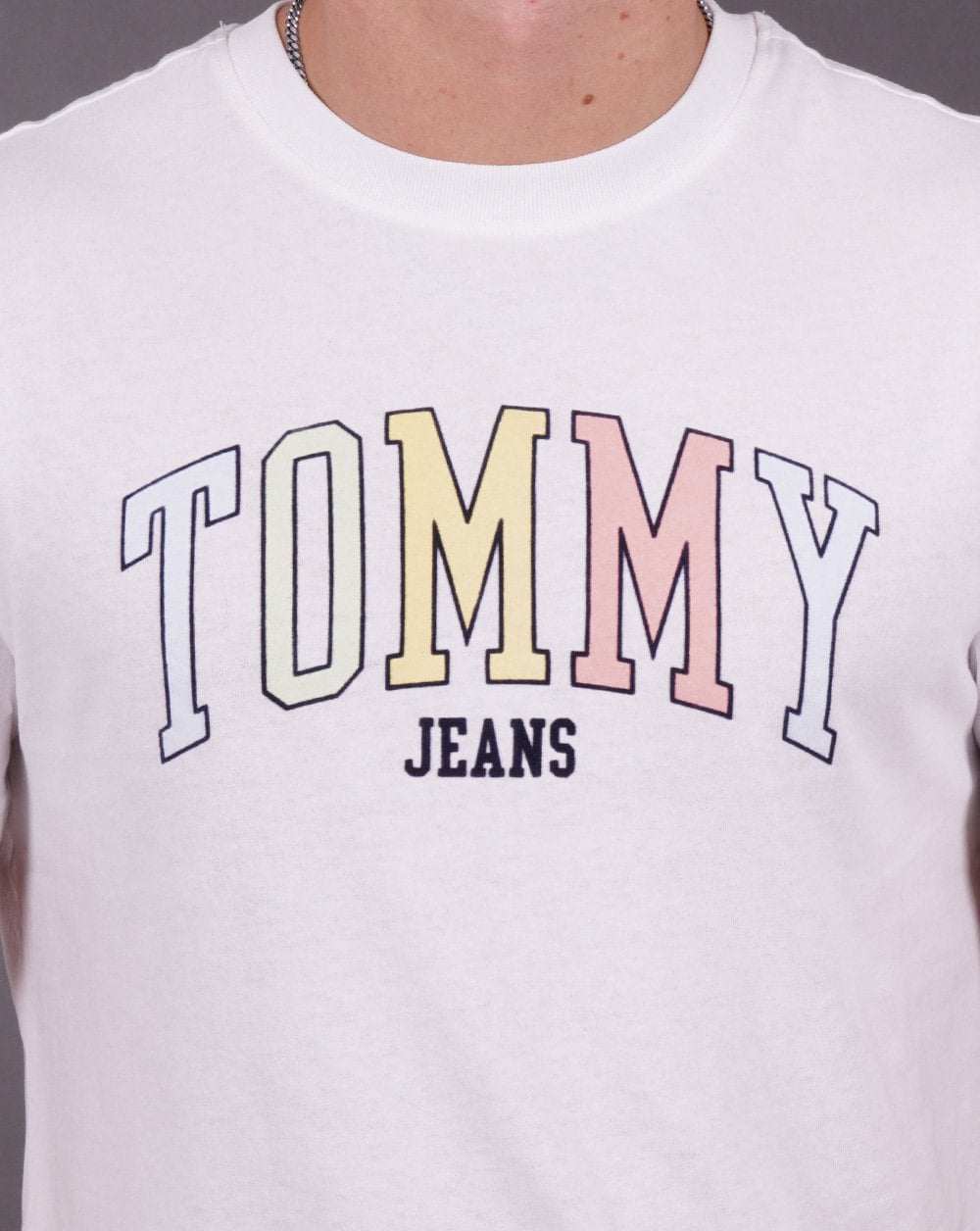 Tommy Jeans – Weißes T-Shirt mit College-Logo