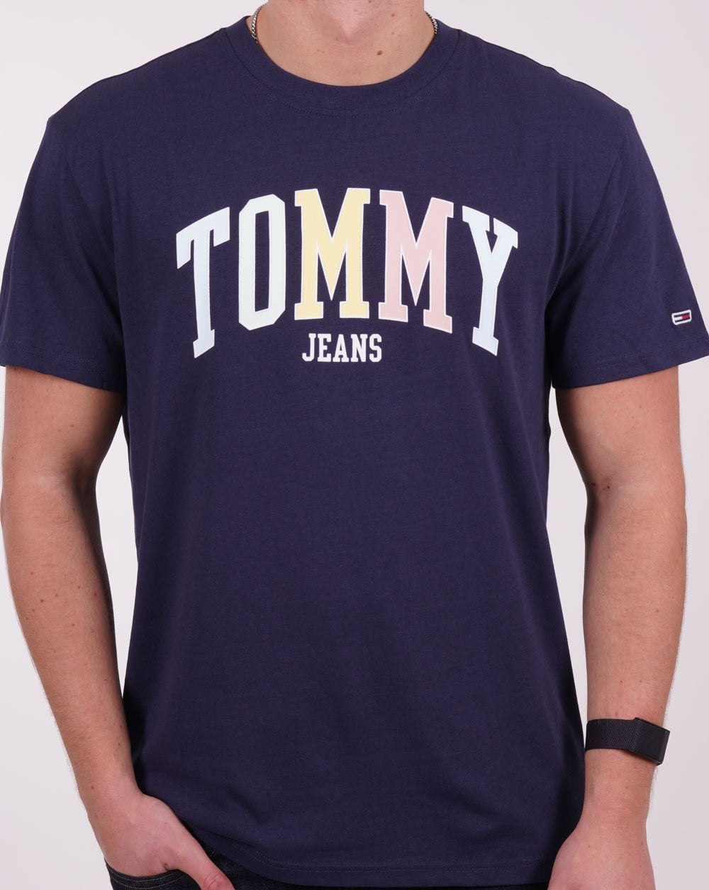 Tommy Jeans – T-Shirt mit College-Logo in Marineblau