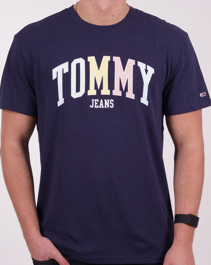 Tommy Jeans – T-Shirt mit College-Logo in Marineblau