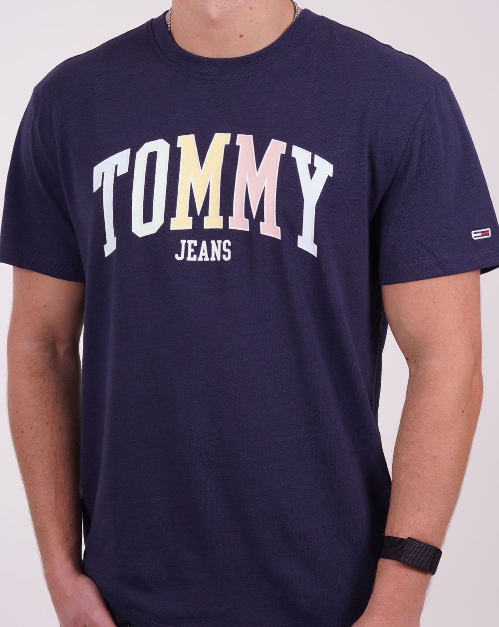 Tommy Jeans – T-Shirt mit College-Logo in Marineblau