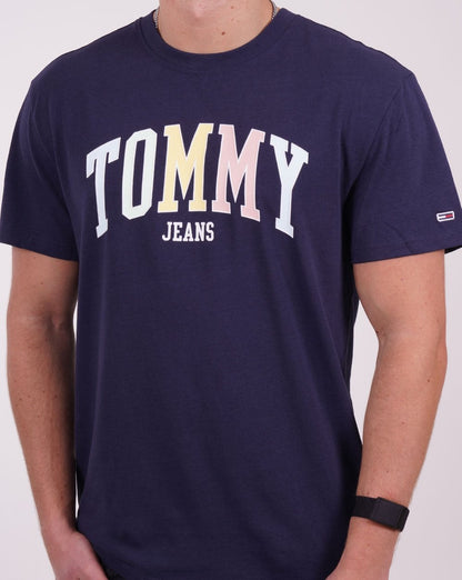 Tommy Jeans – T-Shirt mit College-Logo in Marineblau