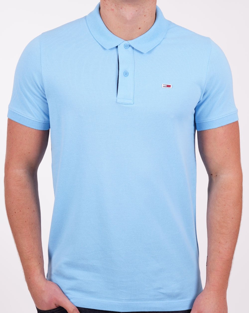 Tommy Jeans – Poloshirt mit charakteristischer Knopfleiste in Skysail
