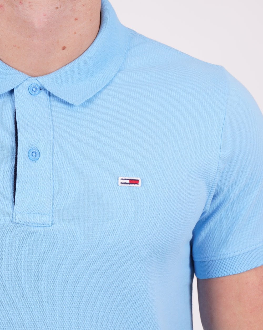 Tommy Jeans – Poloshirt mit charakteristischer Knopfleiste in Skysail