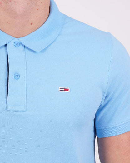 Tommy Jeans – Poloshirt mit charakteristischer Knopfleiste in Skysail