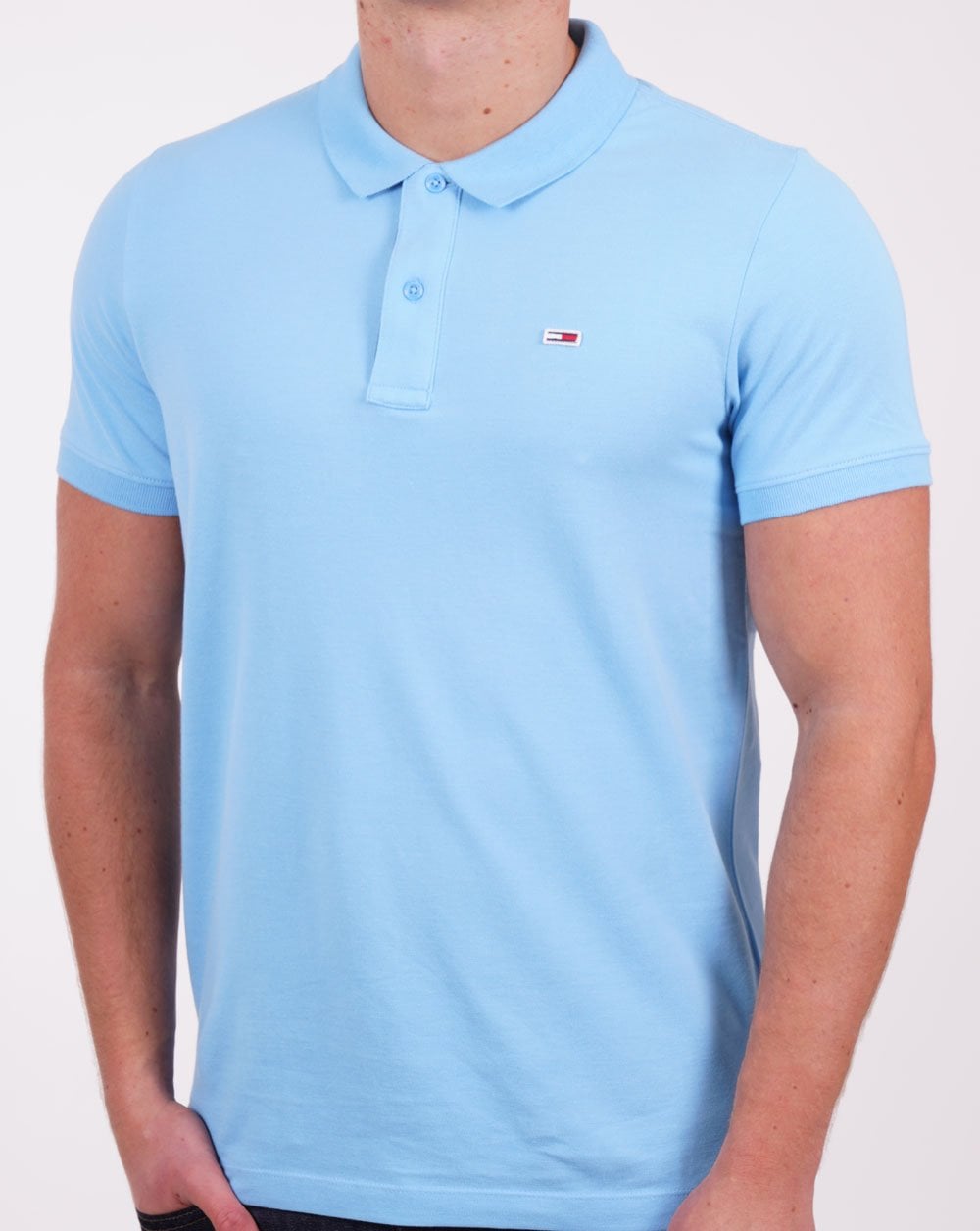 Tommy Jeans – Poloshirt mit charakteristischer Knopfleiste in Skysail
