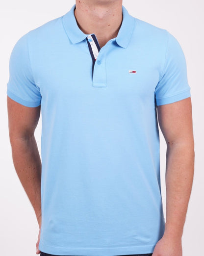 Tommy Jeans – Poloshirt mit charakteristischer Knopfleiste in Skysail