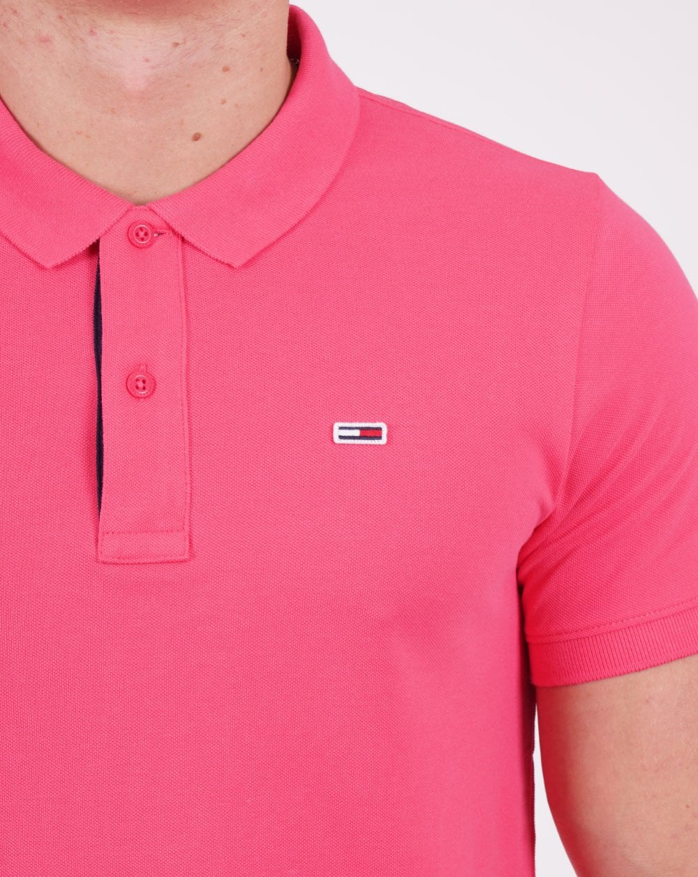 Tommy Jeans – Poloshirt mit Signatur-Knopfleiste in Hot Pink