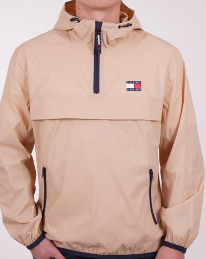 Tommy Jeans – Packbare Popover-Windjacke „Chicago“ in Sand