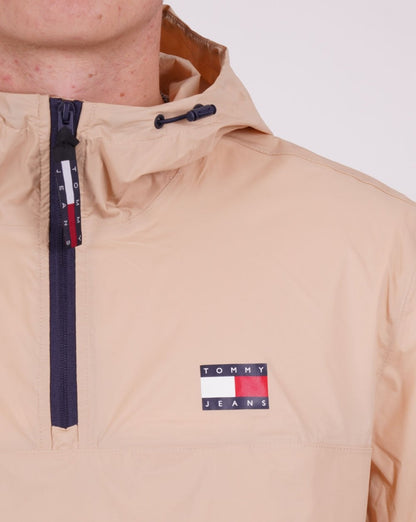 Tommy Jeans – Packbare Popover-Windjacke „Chicago“ in Sand