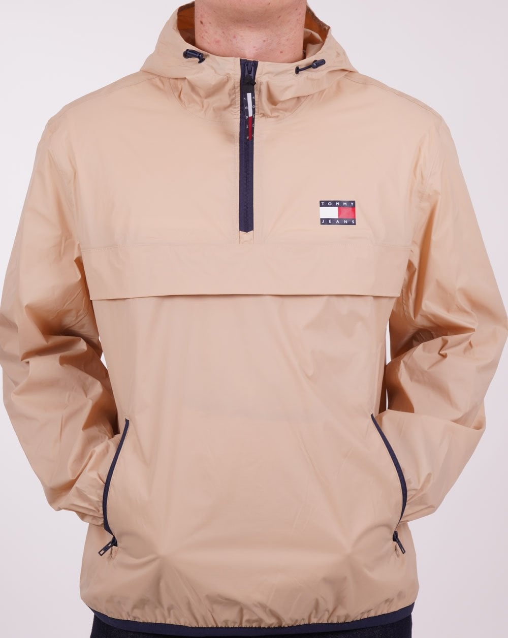Tommy Jeans – Packbare Popover-Windjacke „Chicago“ in Sand