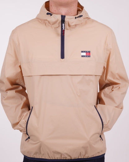 Tommy Jeans – Packbare Popover-Windjacke „Chicago“ in Sand