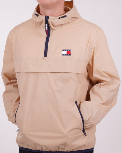 Tommy Jeans – Packbare Popover-Windjacke „Chicago“ in Sand
