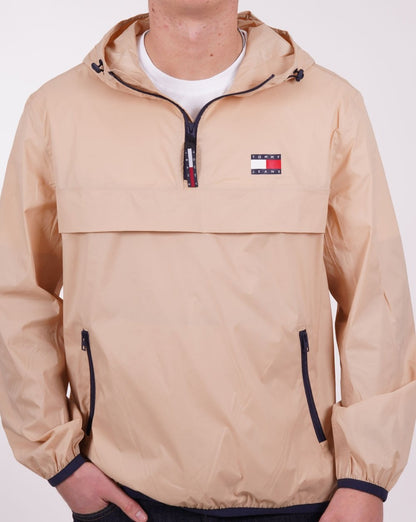 Tommy Jeans – Packbare Popover-Windjacke „Chicago“ in Sand