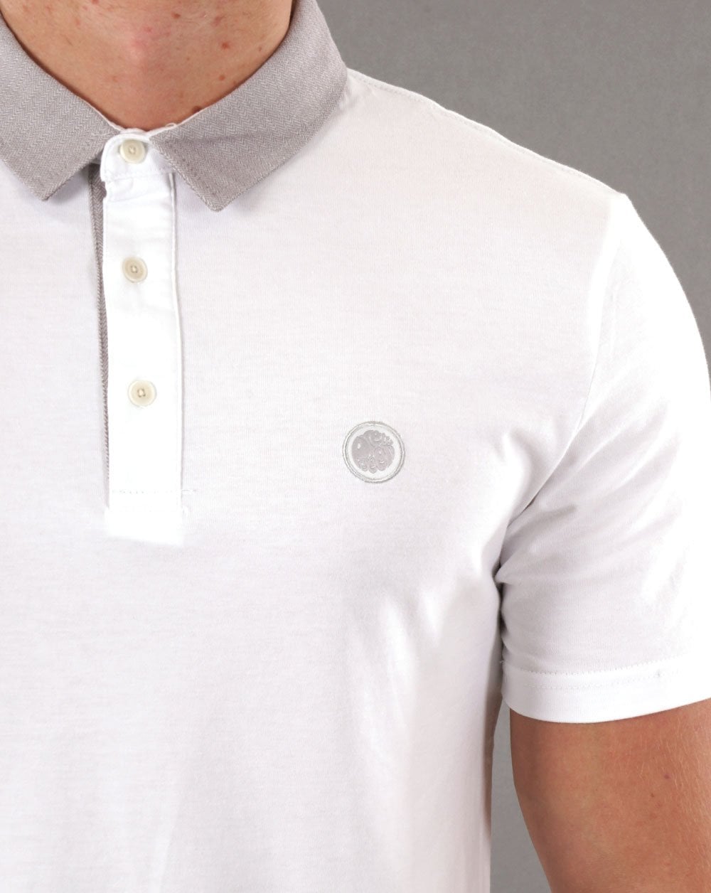 Pretty Green Poloshirt mit Fischgrätenmuster in Weiß