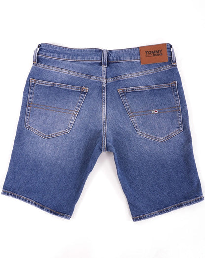 Tommy Jeans – Scanton – Kurze Jeansshorts in Mittelblau