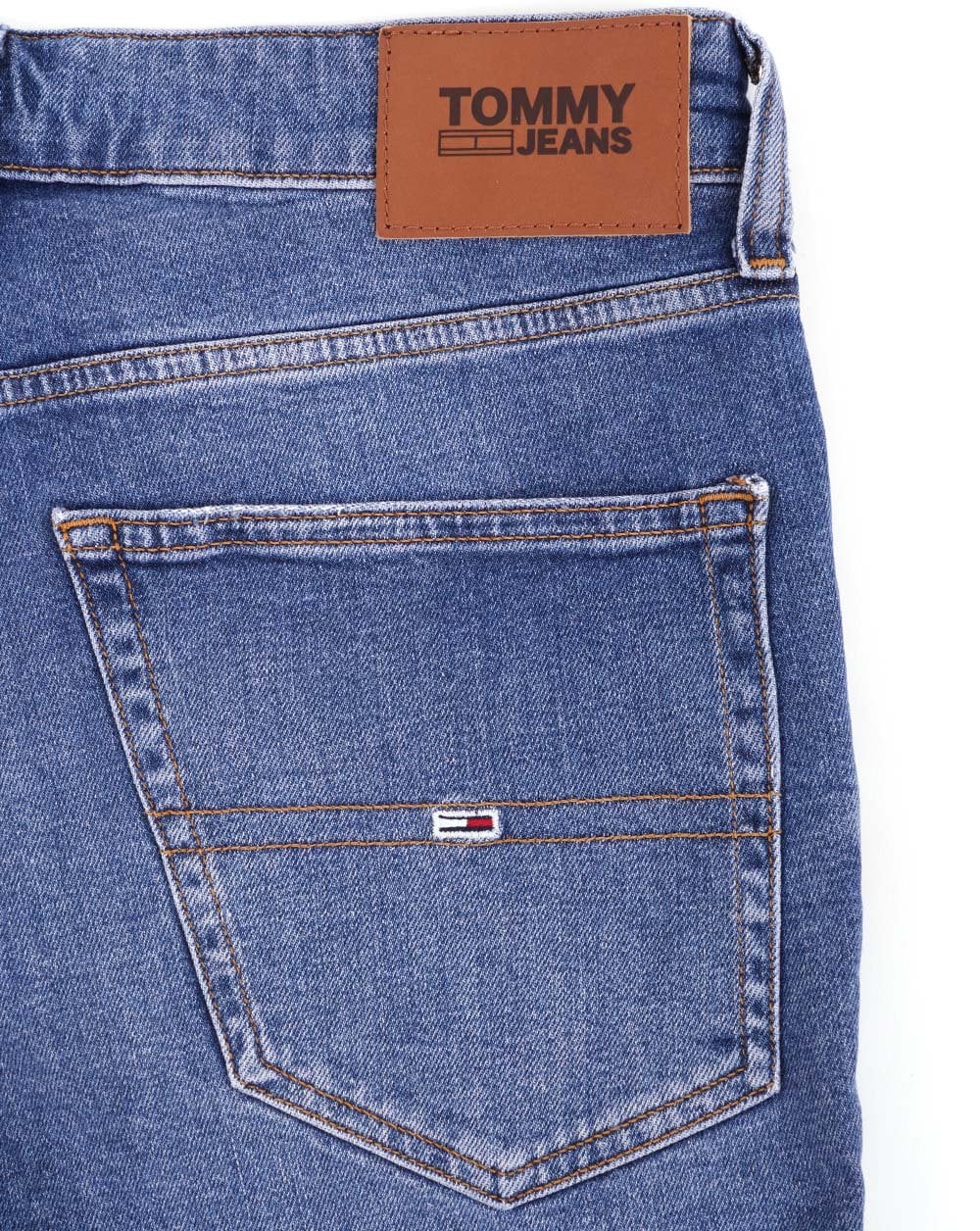 Tommy Jeans – Scanton – Kurze Jeansshorts in Mittelblau