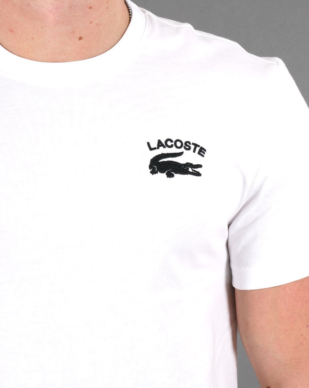 Lacoste – T-Shirt mit gesticktem Logo in Weiß